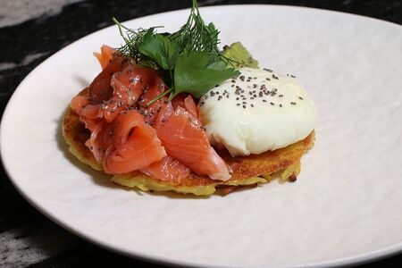 Картофельный драник с лососем 