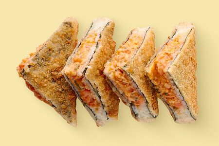 Сендвич ролл с лососем и крабом 