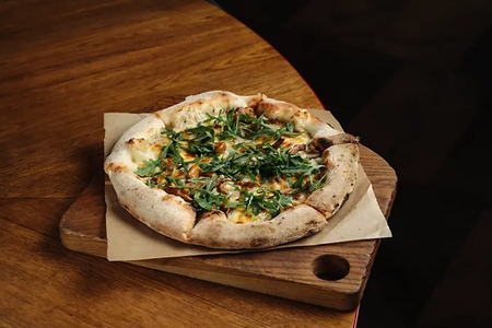 Пицца с лисичками и трюфельным соусом