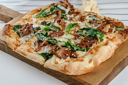 Пицца с индейкой и трюфельным соусом 