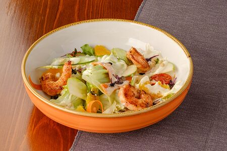 Салат с креветками и цитрусовым соусом
