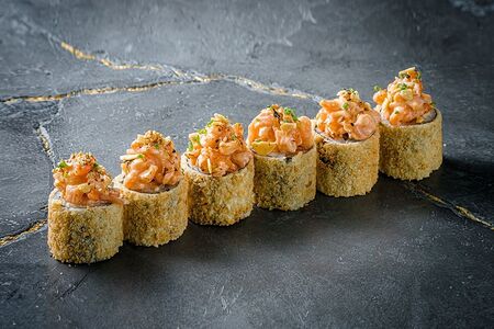 Жареный ролл с Лососем