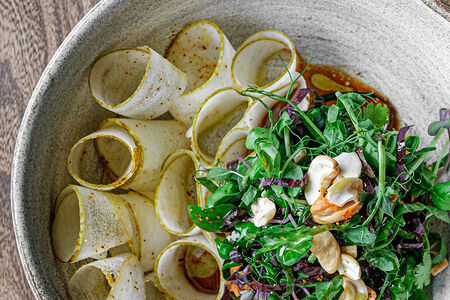 Салат с хрустящей уткой, груша, кешью