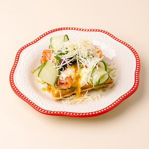 Вафля с лососем и яйцом пашот