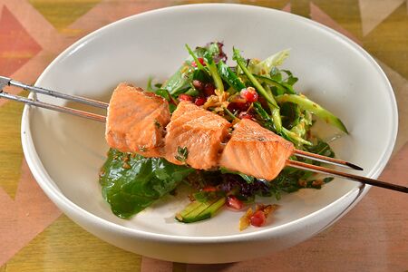 Тёплый салат с лососем