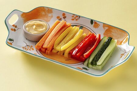 Овощные палочки с сырным соусом