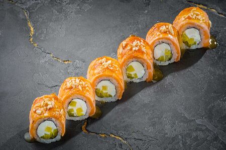 Ролл Опаленный лосось в манго-соусе