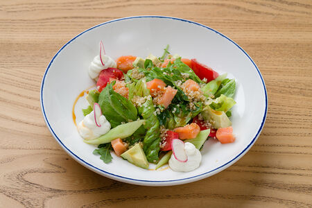 Салат с лососем, томатами, киноа и авокадо