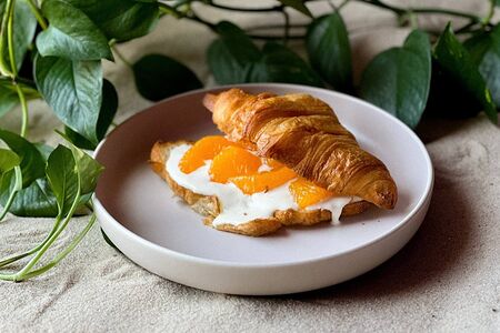 Круассан с кремом из запечённого шоколада со сметаной и мандаринами