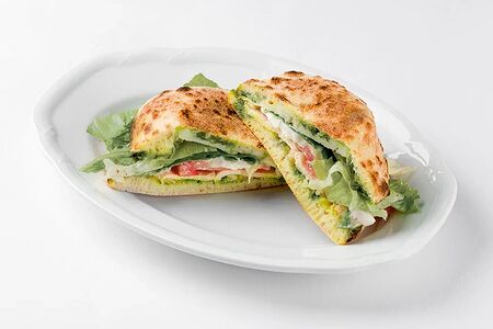 Пучча с куриной грудкой, соусом песто и страчателлой