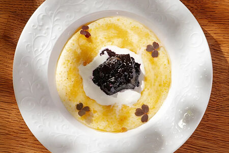 Кукурузная каша со страчателлой и вареньем из черники 