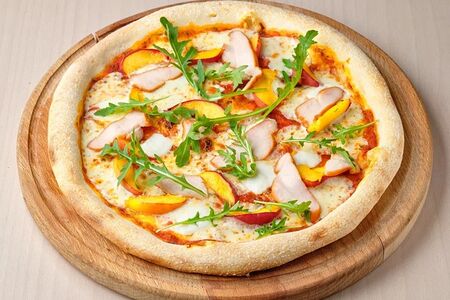 Пицца с карпаччо и персиком