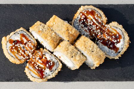 Жареный ролл с угрем