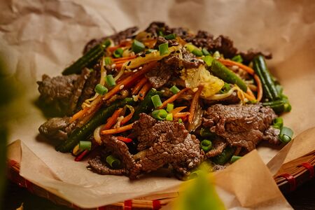 Бо Сао говядина, жаренная с овощами