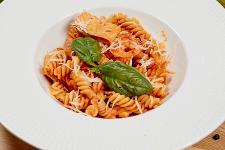 Паста с креветками и кальмаром