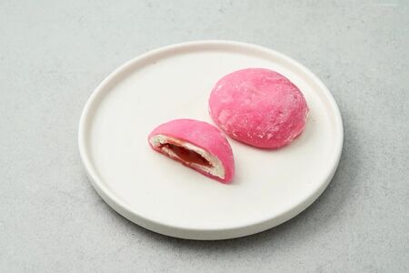 Моти с клубникой