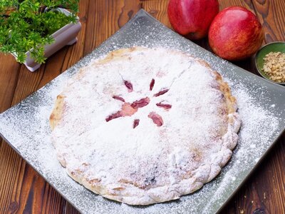 Пироги с яблоками и грецкими орехами