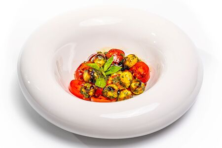 Салат Капрезе с песто и кедровыми орехами