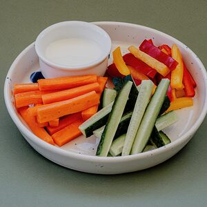 Овощные палочки со сметанным соусом