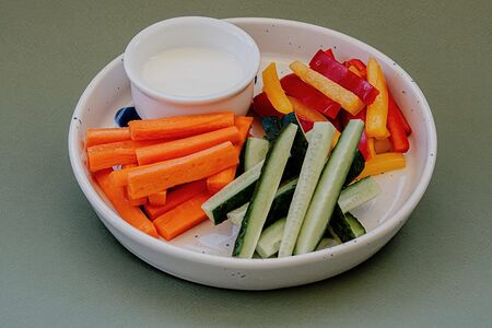 Овощные палочки со сметанным соусом