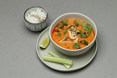 Том ям с морепродуктами