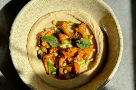 Хумус с лисичками