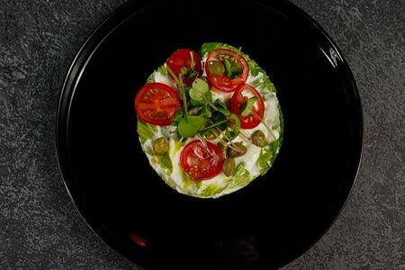 Хрустящий салат с форелью