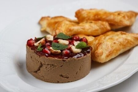 Паштет из куриной печени с гранатовым соком, орехами и конвертиками