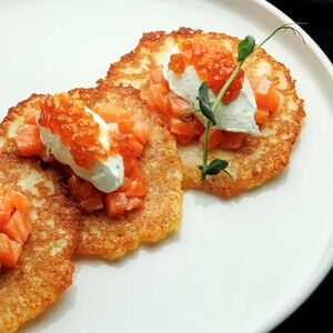 Драники с лососем и икрой