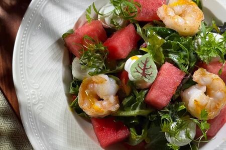 Салат с креветками и соусом манго