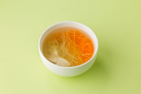 Куриный бульон с овощной лапшой