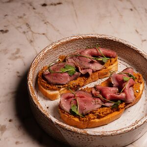 Брускетта с ростбифом