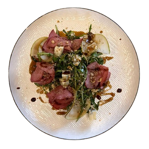 Салат с говядиной, грушей и горгонзолой