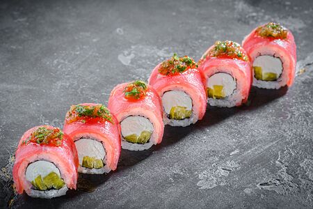 Ролл пряный тунец с кинзой