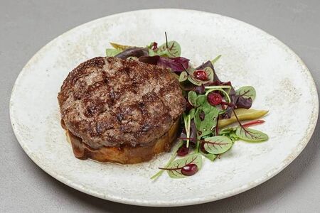 Рубленый бифштекс из мраморной говяжьей вырезки с молодым картофелем