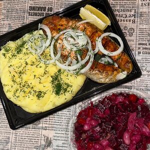 Обед Сёмга, пюре и салат Винегрет