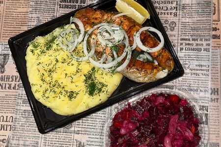 Обед Сёмга, пюре и салат Винегрет