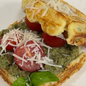 Картофельные вафли без глютена с соусом Песто и томатами