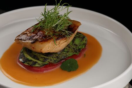 Треска мисо-чили с авокадо и томатами