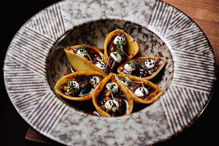 Конкильони с рагу из говяжьих щек 