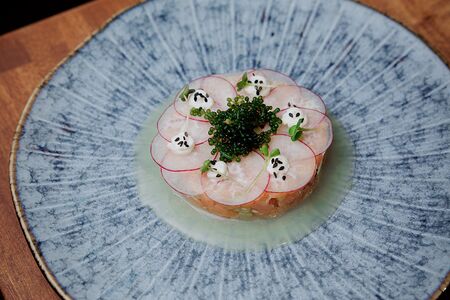 Тартар из лосося с огуречным гелем