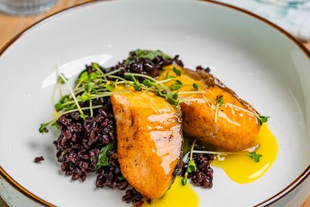 Лосось с диким рисом и апельсиновым соусом