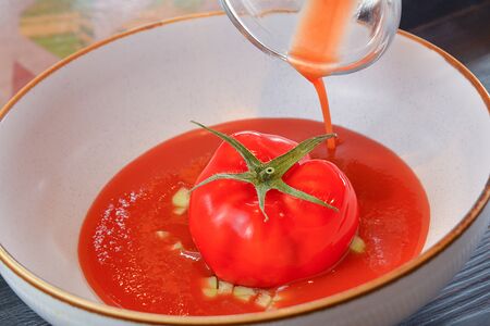 Томатный гаспачо с крабом 