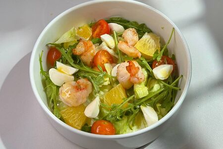 С креветками, черри и молодой моцареллой