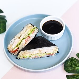 Суши-сэндвич Цезарь с курицей