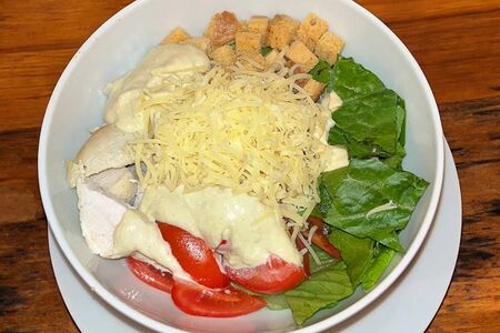 Салат с курицей под соусом цезарь
