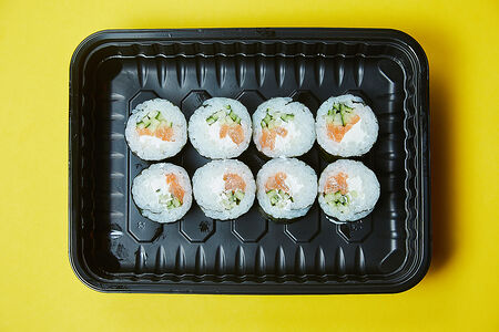 С лососем, сыром и огурцом ролл