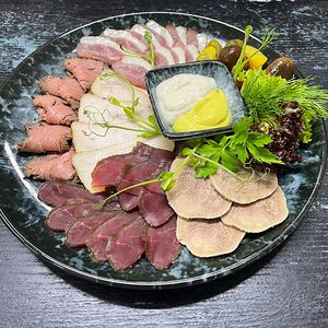 Мясное ассорти домашних деликатесов