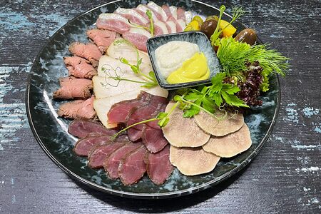 Мясное ассорти домашних деликатесов