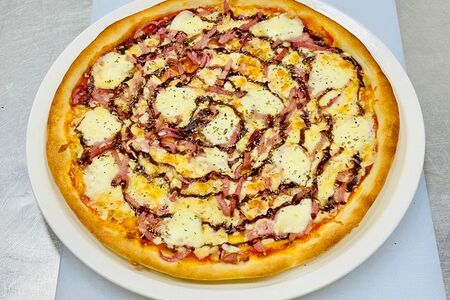 Пицца с говядиной и моцареллой